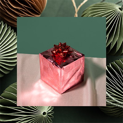 JLL_52538_F9b_ContactUs_PNG_1mb_400sq_01kk red shiny gift box